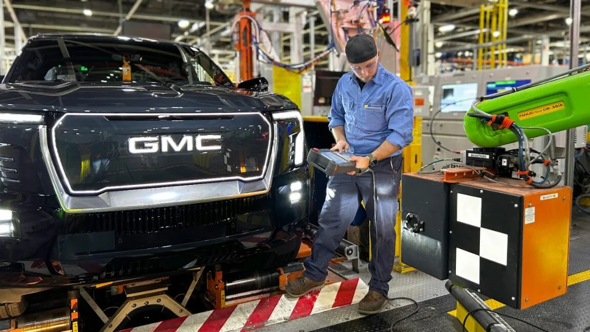 GM 旗艦電動車廠裝 50 支機器人　1,000 名 UAW 工人怒嗆「令人作嘔」