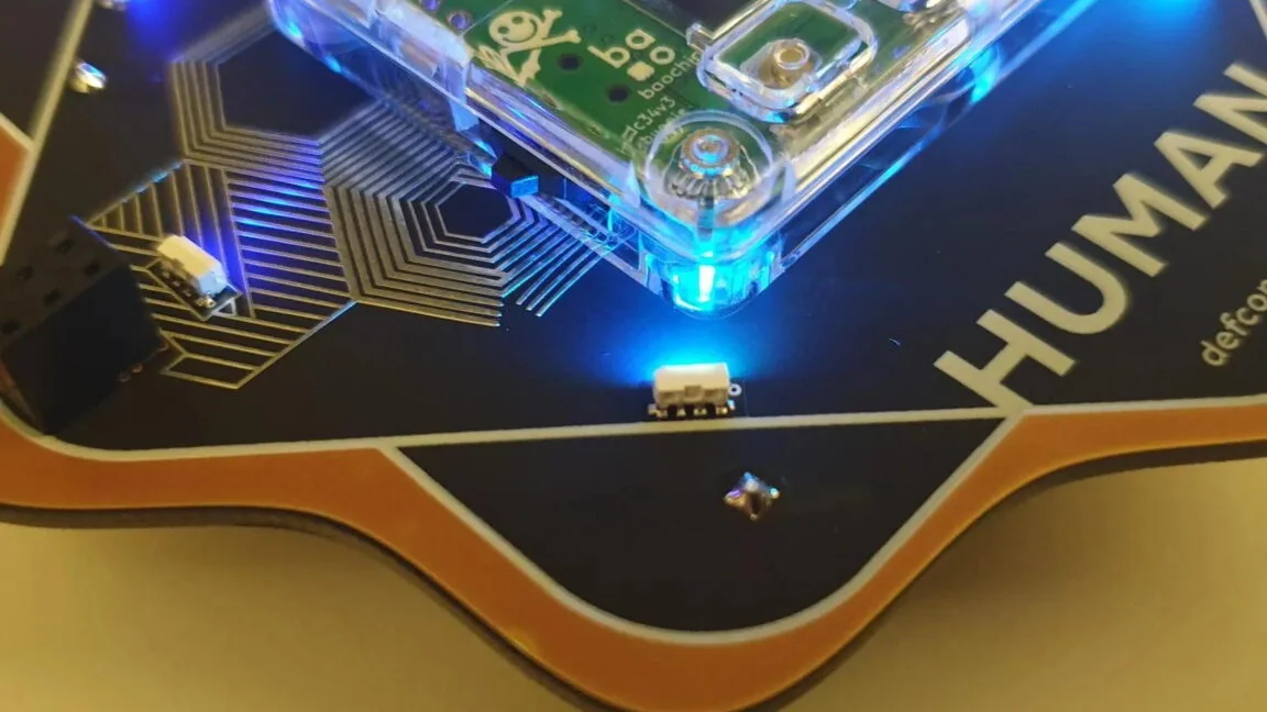 DEF CON 34 徽章變身開源安全金鑰：Andrew "bunnie" Huang 的 Baochip-1x 掀透明硬體革命