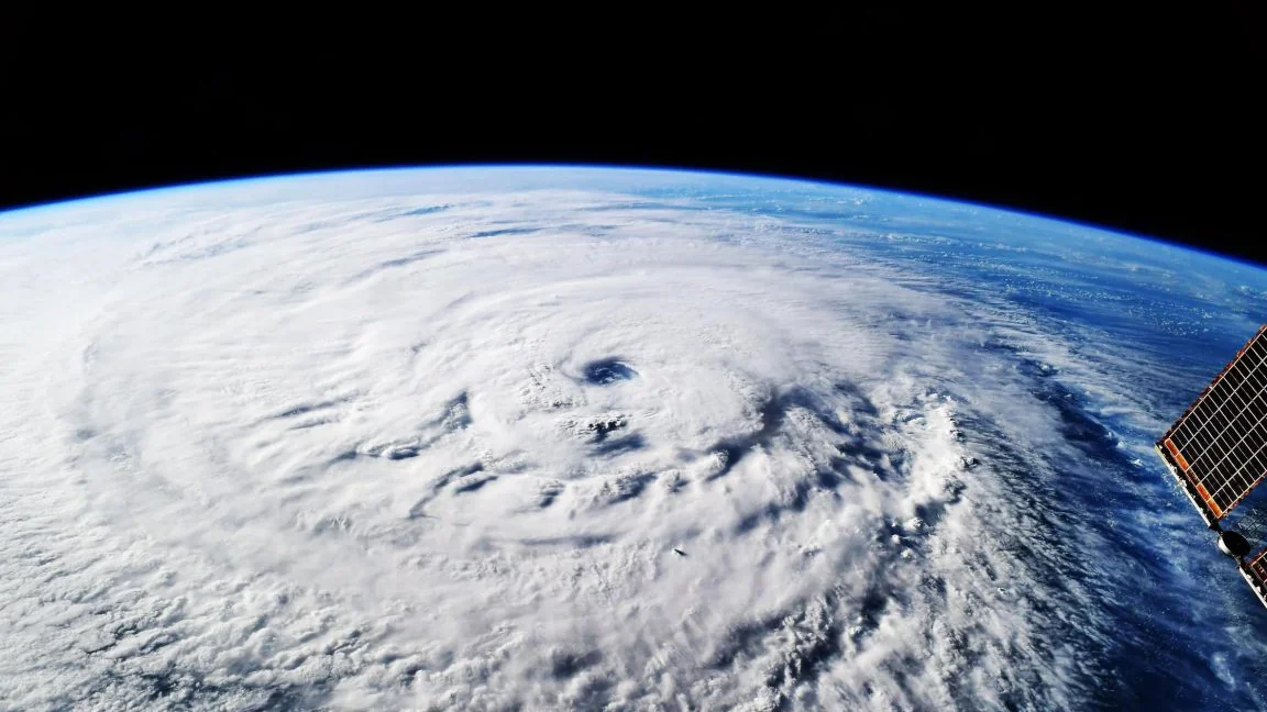 DeepMind WeatherNext 颶風預報突破：AI 提早一天看見五級風暴，讓氣象學家跌破眼鏡
