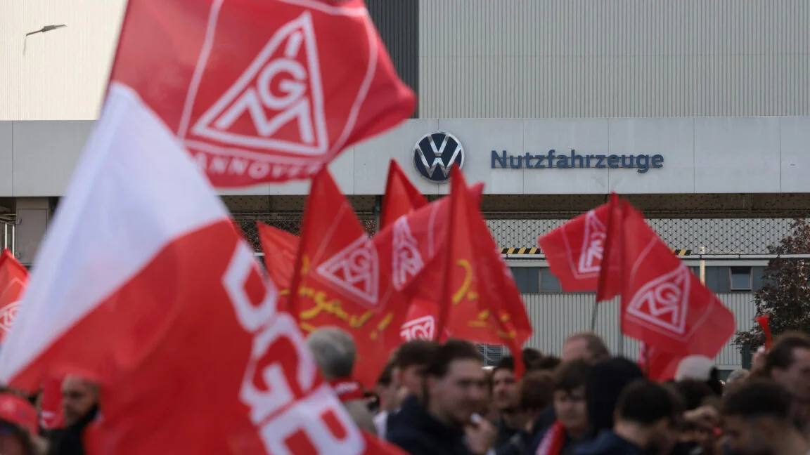 德國汽車業 17.5 萬工人上街頭反對裁員　VW 對 Porsche 提列 690 億減損