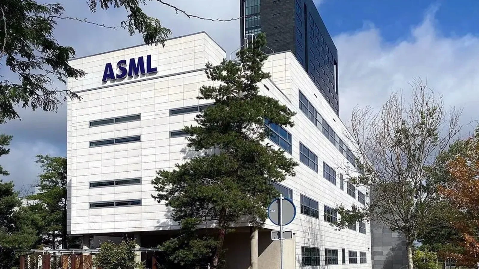 ASML 高層罕見公開求救：2026 年在歐洲「什麼都沒賣出去」，呼籲歐盟創造晶片需求