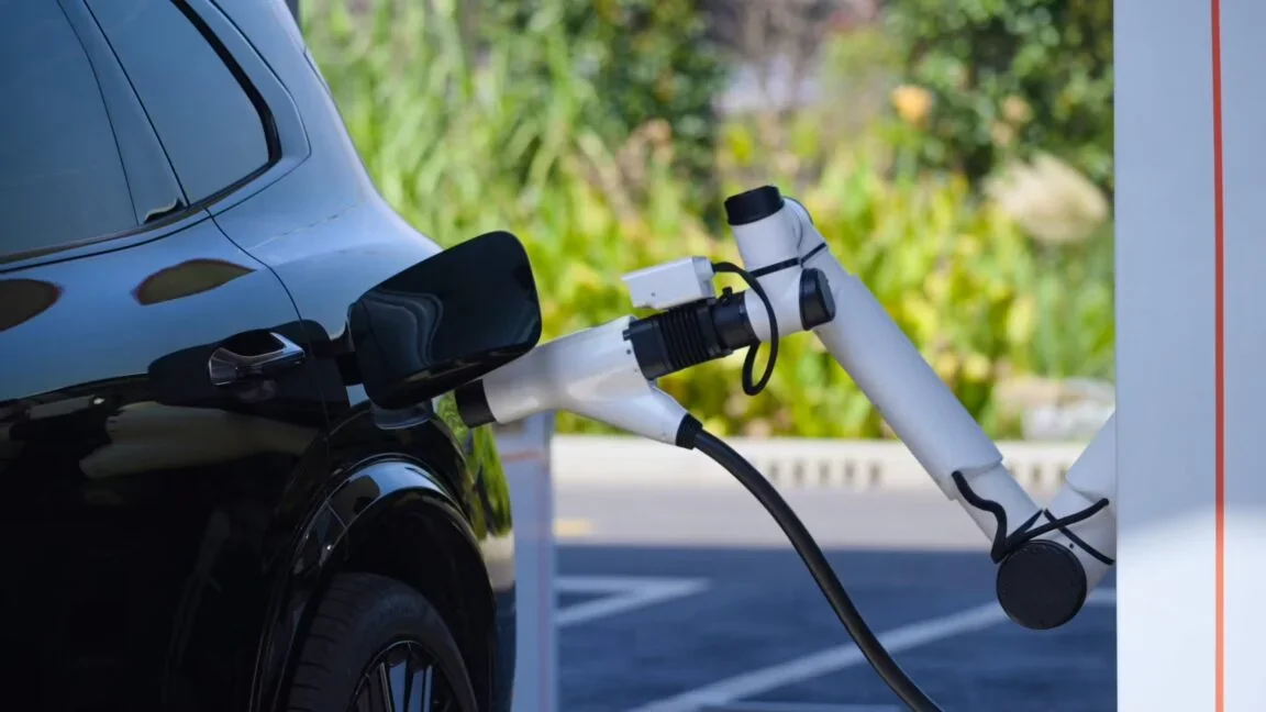 中美電動車充電速度差距擴大　中國 Geely 端出 2.2 MW 快充：10% 到 70% 只要 4.5 分鐘