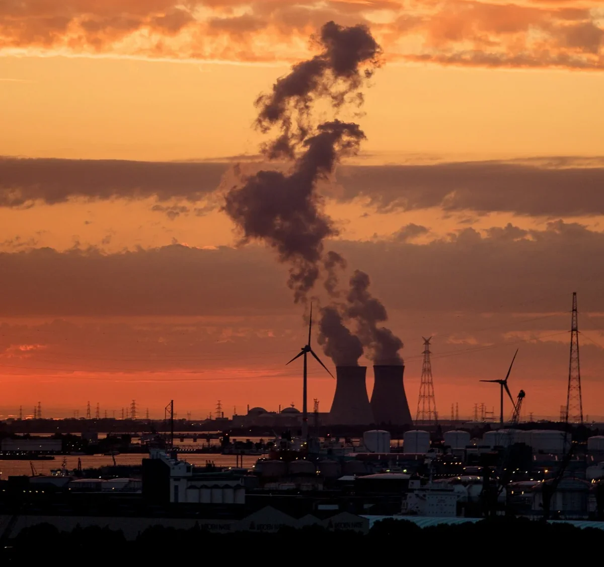 太陽能全球發電量首度超越核能：電池降價成關鍵推手，核能占比降至 45 年新低